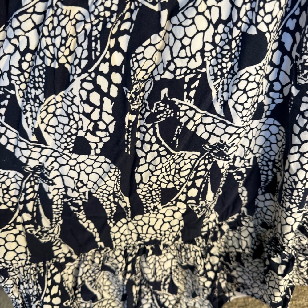 Elegant Black and White Women's Dress - Picture 2 of 3